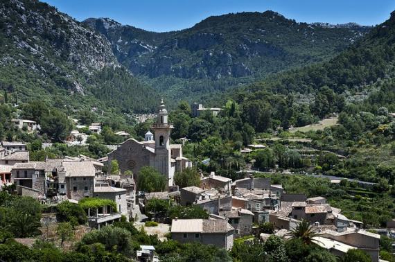 'view of village - valldemossa' - Majorque